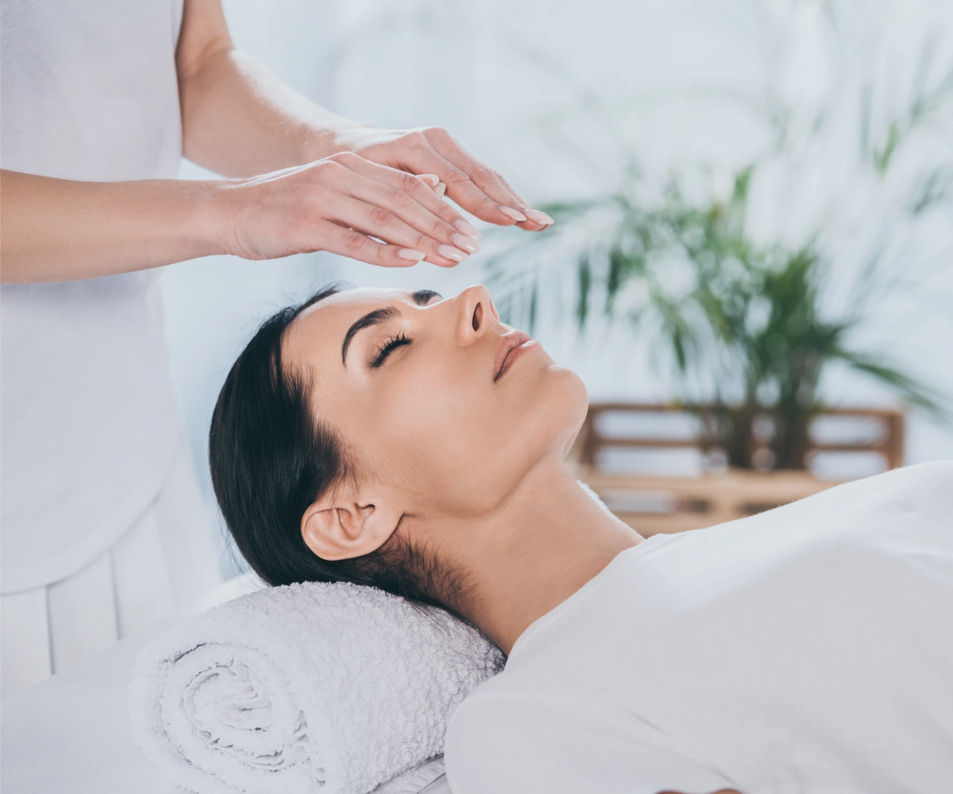 Reiki healing session with therapist